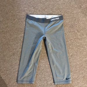 Nike pro gray Capri leggings!✨